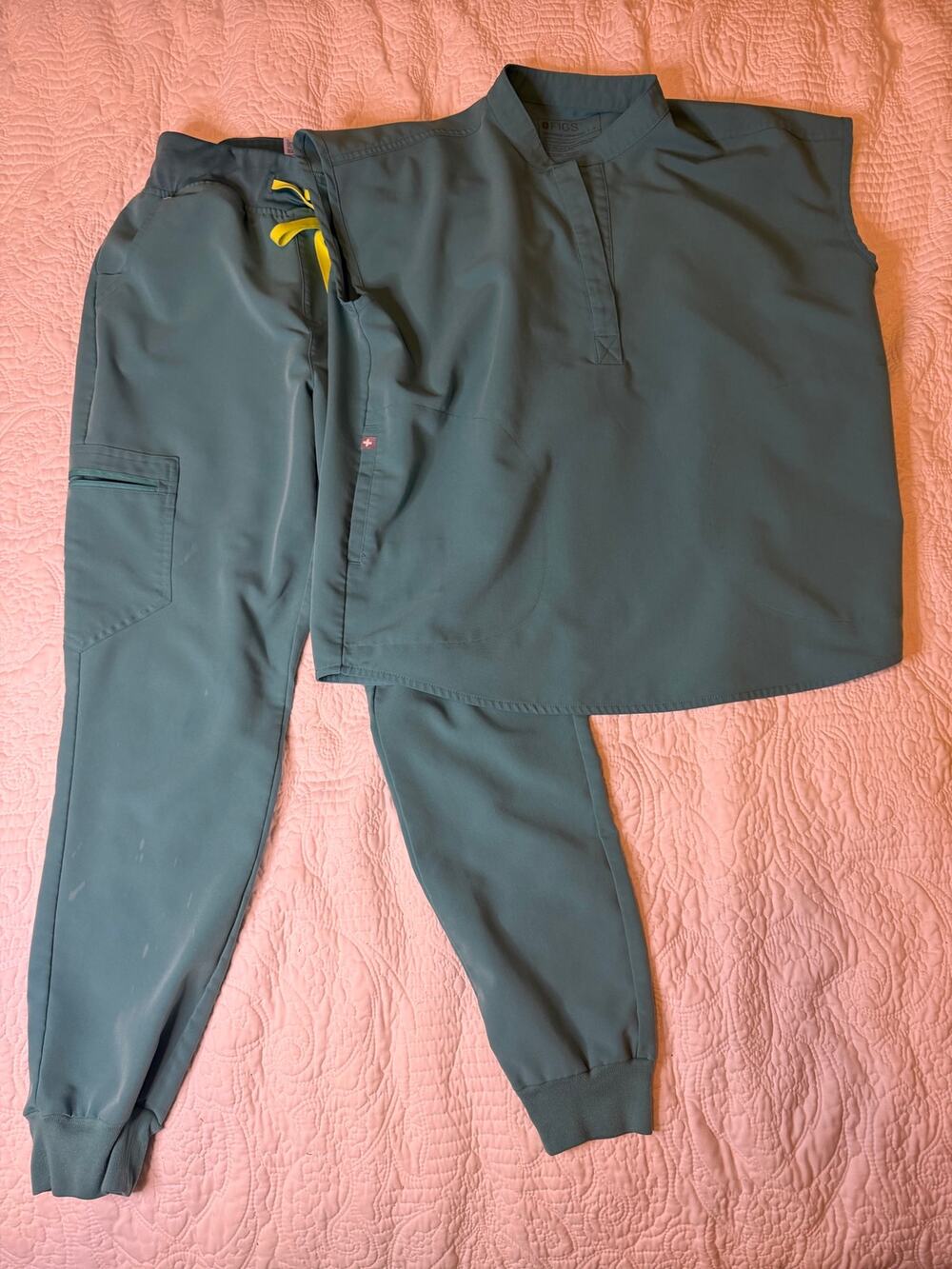Figs Cactus Scrubs Rafaela top and Zamora high waist joggers Size Small